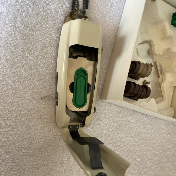 Singer Professional Buttonholer for Slant Needle Zig-Zag Sewing Machines - Picture 8 of 10